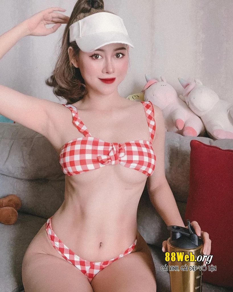 viet phuong thoa sexy bikini 1