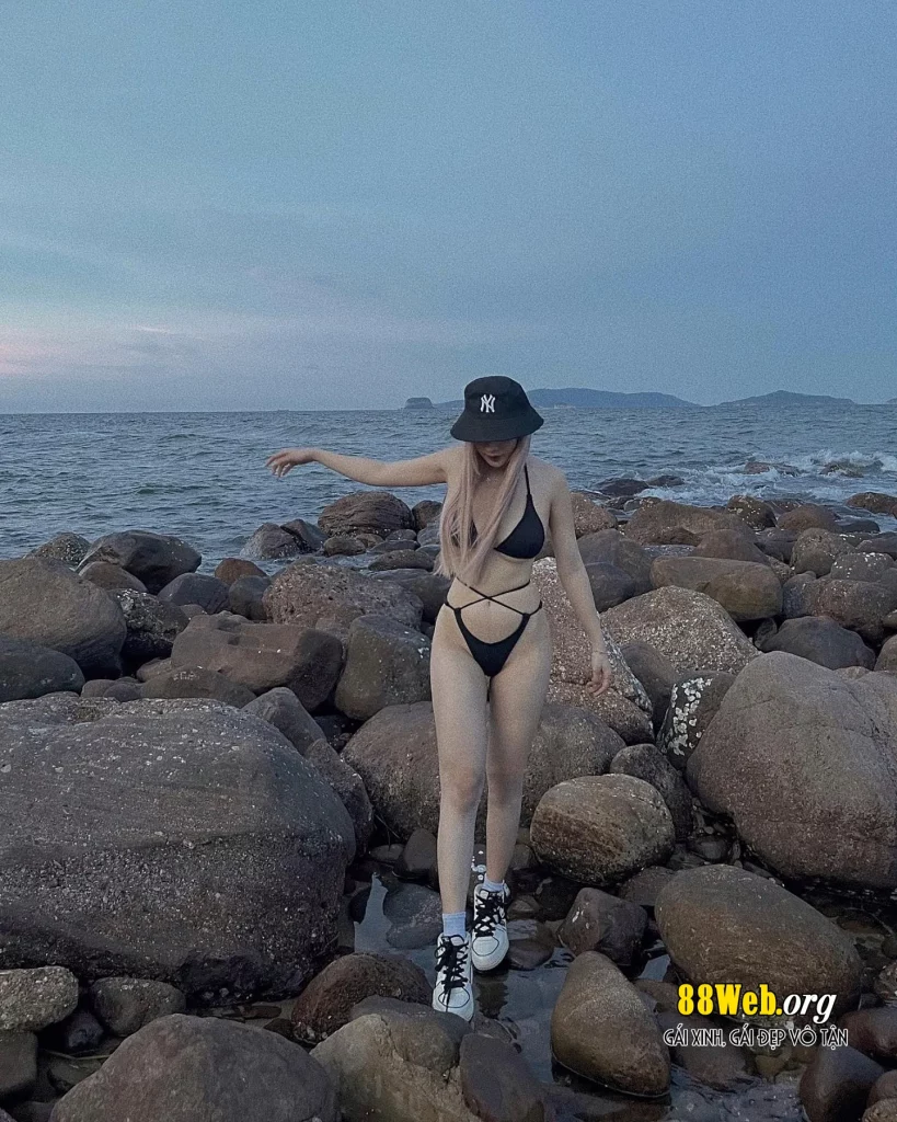 linh huong tran bikini 18