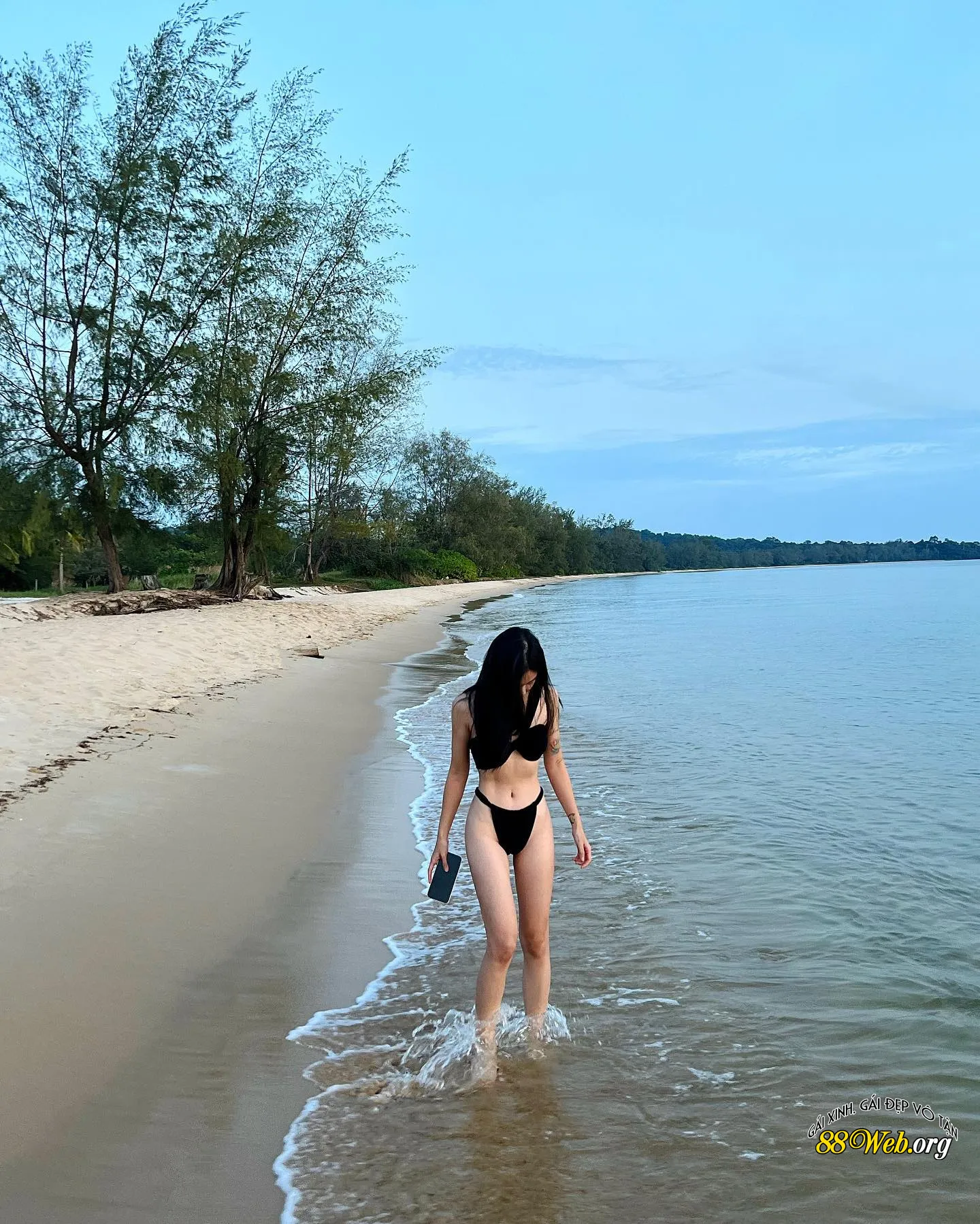 Sự quyến rũ của ảnh Linh Ngọc Đàm bikini khiến người xem hứng thú 